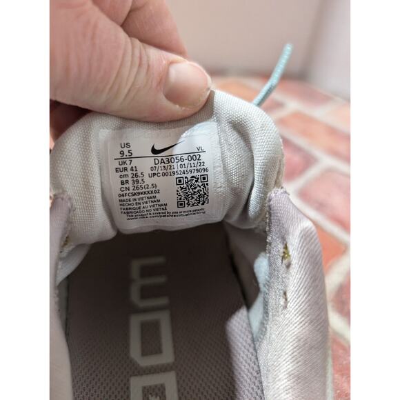 Women's Sz 9.5 Nike Winflo 8 Premium DA3056-001 Gray Running Shoes Sneakers - Picture 2 of 8